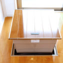 フローリングの床と調和したデザインの電動式床下収納庫です。